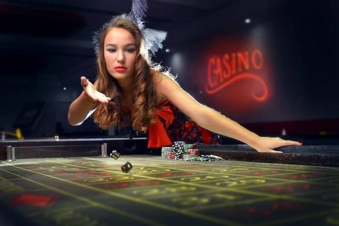 Tampilan layar permainan Bigger Bass Bonanza dengan simbol ikan dan bonus rounds